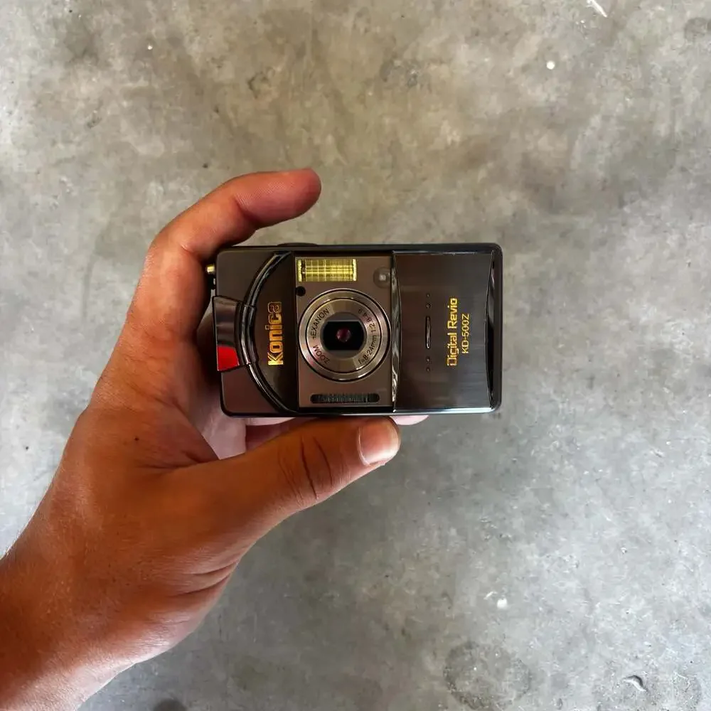 Konica Digital Revio KD-500Z 5.0 Mega Pixels Digital Camera